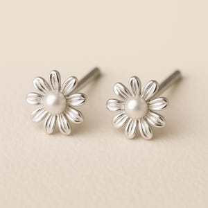 Pequeños pendientes de plata de ley con margaritas y perlas