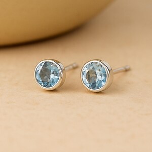 Sterling Silber Sky Blue Topas Ohrstecker