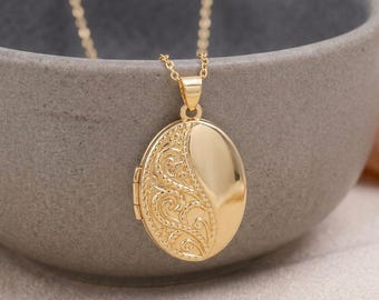 Gepersonaliseerde filigraan fotohanger met milgrain-motief in massief 9-karaats goud.