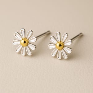Versilberte goldene Gänseblümchen-Ohrstecker