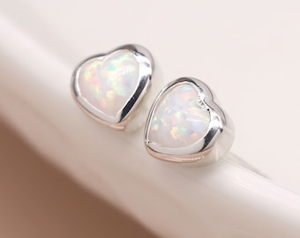 Orecchini a bottone a cuore in argento sterling con opale bianco