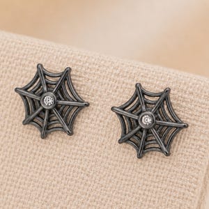 Zwarte sterling zilveren oorbellen met spinnenwebmotief
