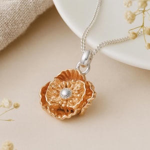 Colgante de amapola • Collar con flor de nacimiento de agosto en plata de ley chapada en oro rosa • Opción de disco personalizado • Regalo para ella • Dije floral