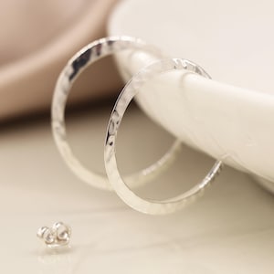 Grandi orecchini a cerchio martellati in argento sterling