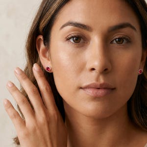 Boucles d'oreilles puces en argent sterling avec rubis, pierre de naissance de juillet