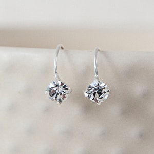 Orecchini pendenti semplici in argento sterling con zirconi cubici