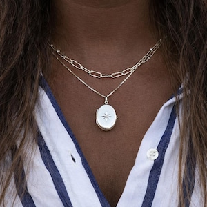 Collar con medallón de estrella ovalado grande personalizado en plata de ley con fotos imagen 2
