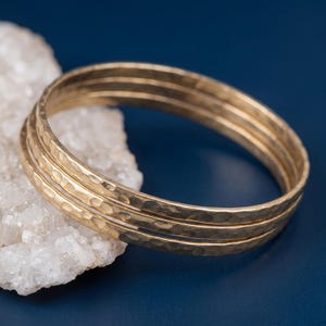 Conjunto de pulseiras triplas marteladas com banho de ouro