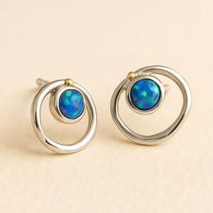 Clous d'oreilles en argent sterling fondu avec halo d'opale bleue