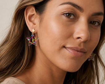 Boucles d'oreilles pendantes en forme d'étoile rose à confettis avec plaquage or