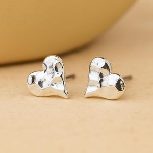 Versilberte gehämmerte Herz-Ohrstecker