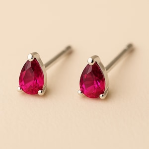 Mini puces d'oreilles en argent sterling en forme de goutte d'eau et rubis