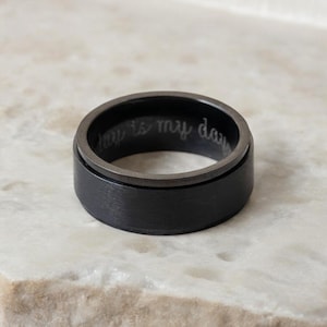 Gepersonaliseerde klassieke zwarte stalen spinnerring voor heren