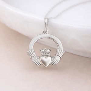 Claddagh necklace - Etsy 日本