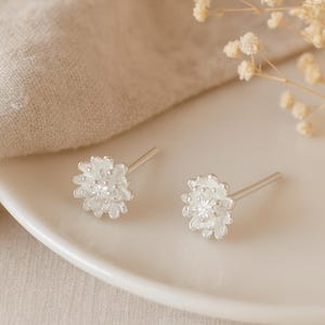Sterlingzilveren oorknopjes chrysant: geboortebloem november