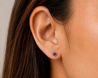 Petites boucles d'oreilles puces en améthyste et argent sterling