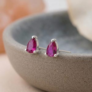 Oorbellen met peervormige robijn in sterling zilver