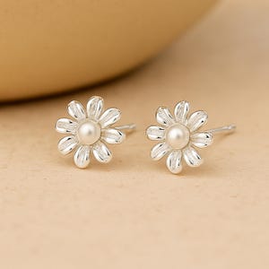 Piccoli orecchini a bottone in argento sterling con perle e margherite