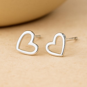 Pendientes de botón de corazón abierto de plata de ley