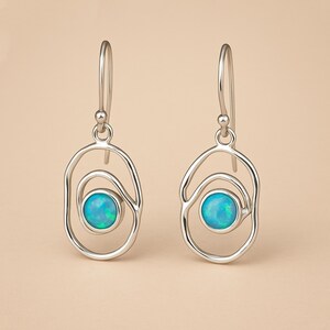Boucles d'oreilles pendantes en argent sterling avec spirale et opale bleue