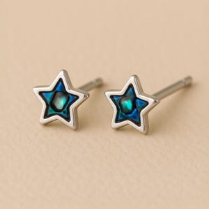 Mini aretes de plata de ley con forma de estrella y concha de paua azul