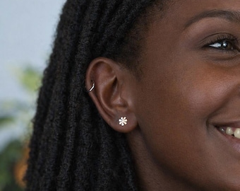 Sterling Silver Daisy Stud Earrings – 7mm