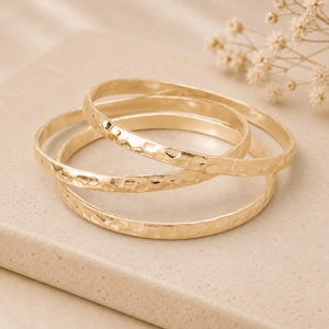Ensemble de trois bracelets joncs martelés en plaqué or