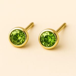 Brincos de pino com pedra de nascimento de peridoto de agosto, banhados a ouro e prata esterlina