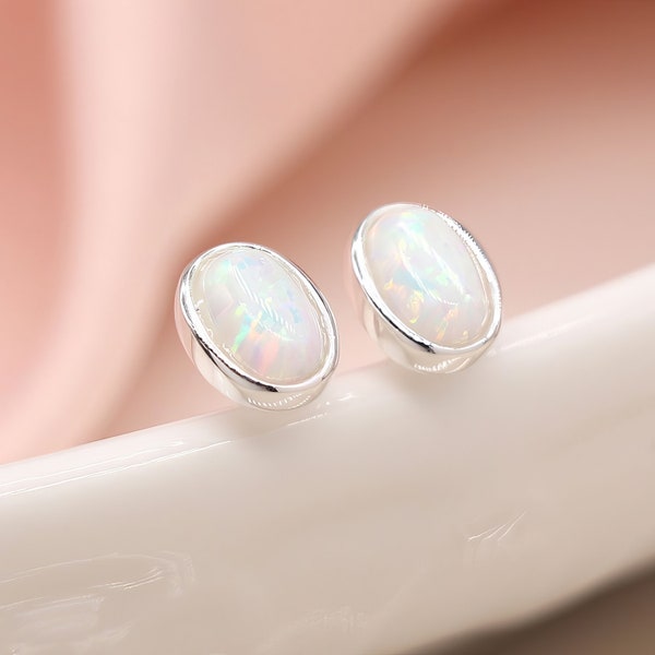 Orecchini a bottone ovali in argento sterling con opale bianco