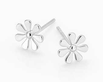 Sterling Silver Daisy Stud Earrings – 7mm