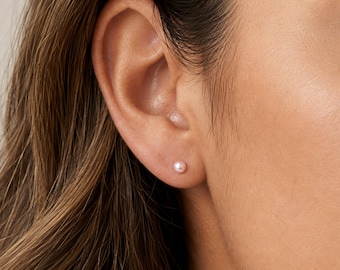 Boucles d'oreilles puces en perles d'eau douce roses miniatures, montées sur argent sterling