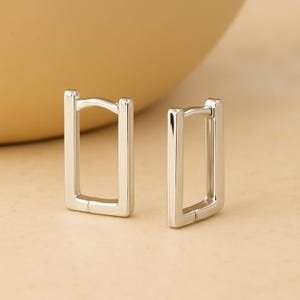 Sterlingzilveren rechthoekige Huggie-oorbellen