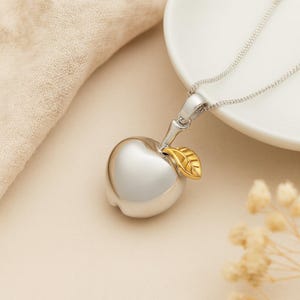 Colgante de manzana • Plata de ley con pan de oro de 18 quilates • Charm simbólico de fruta • Personalizado • Regalo para el profesor • Collar de la abundancia