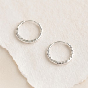 Personalisierte Creolen aus gehämmertem Sterlingsilber