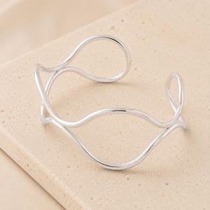 Brazalete tipo brazalete ondulado de alambre chapado en platino