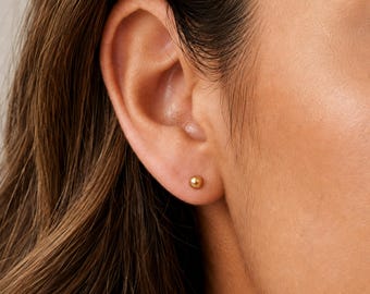 Boucles d'oreilles puces en argent sterling avec de minuscules perles d'eau douce dorées
