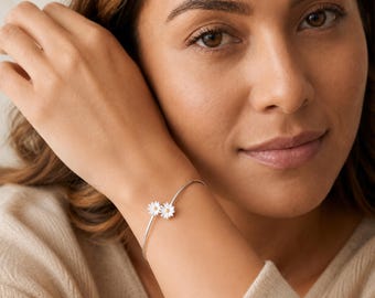 Bracelet jonc ajustable à motif marguerite en argent sterling et or