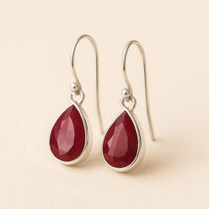 Boucles d'oreilles en argent sterling goutte rubis