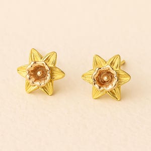 Pendientes de narciso con flor de nacimiento de marzo en plata de ley bañados en oro