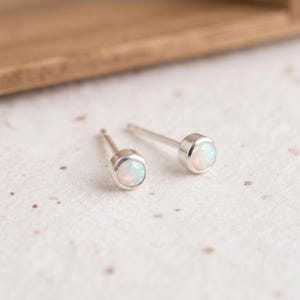 Personalisierte, zierliche Ohrstecker aus weißem Opal in Sterlingsilber