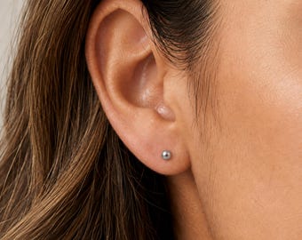 Boucles d'oreilles puces en perles d'eau douce grises miniatures, montées sur argent sterling