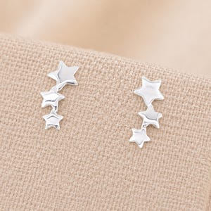 Pendientes de plata de ley con diseño de triple estrella trepadora