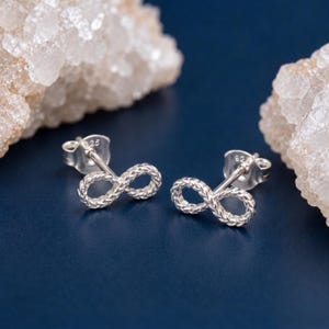 Puces d'oreilles infini en argent sterling