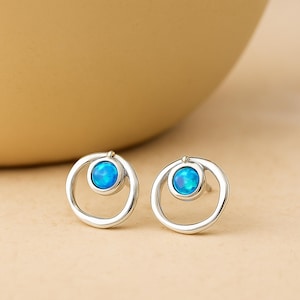 Orecchini a bottone con alone di opale blu in argento sterling fuso