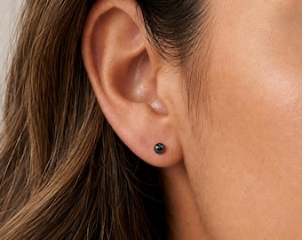 Boucles d'oreilles puces en perles d'eau douce à motif paon, montées sur argent sterling