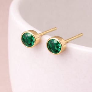 Pendientes de plata de ley chapados en oro con piedra de nacimiento de esmeralda de mayo (7 mm)