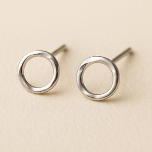 Sterling Silber Geschmolzene Karma Kreis Ohrstecker
