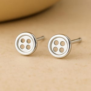 Pendientes de botón de costura de plata de ley