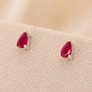 Örhängen i sterlingsilver med päronfärgade droppslipade rosa rubiner
