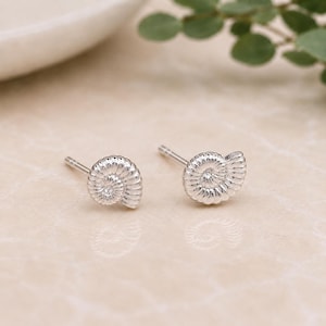Orecchini a perno in argento sterling con fossile di ammonite